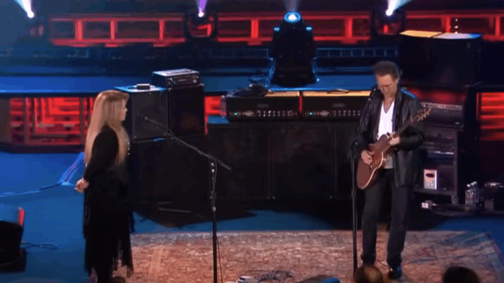 lindsey Buckingham and Stevie nicks singing on stage