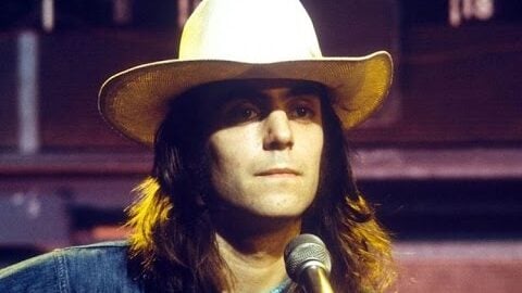 Tery Reid wearing a white cowboy hat singing