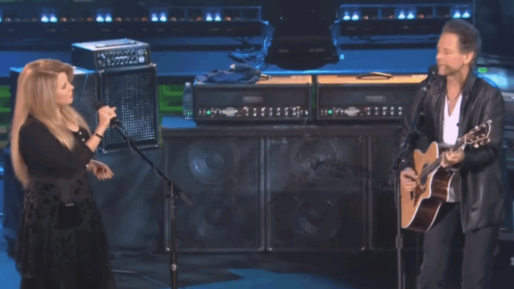 Stevie nicks and liNDSERY siNGING TOGETHER