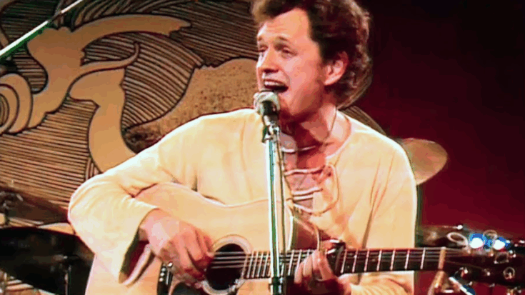 Harry Chapin performing “Cat’s In The Cradle” in 1977, singing while playing an acoustic guitar on stage.