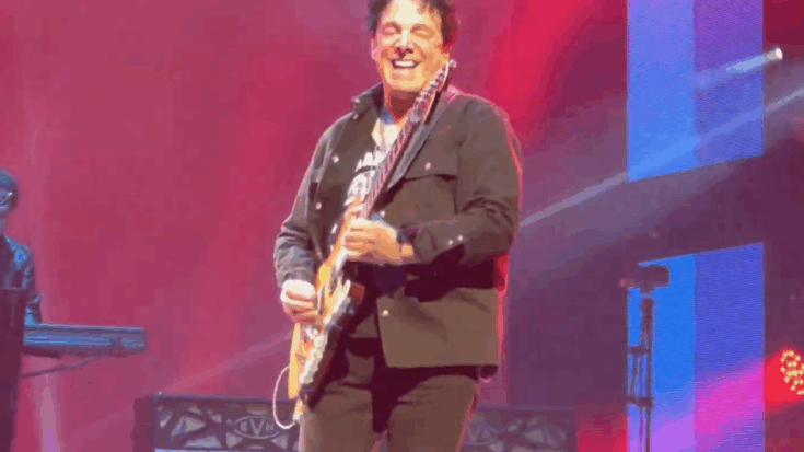 neal schon playing on stage with his les paul guitar
