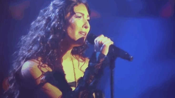 Chris Cornell’s daughter delivers an emotional live performance in tribute to her late father during Soundgarden’s Rock Hall induction ceremony.