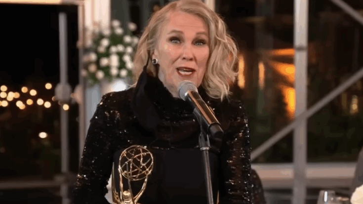 Catherine O Hara holding an academy award