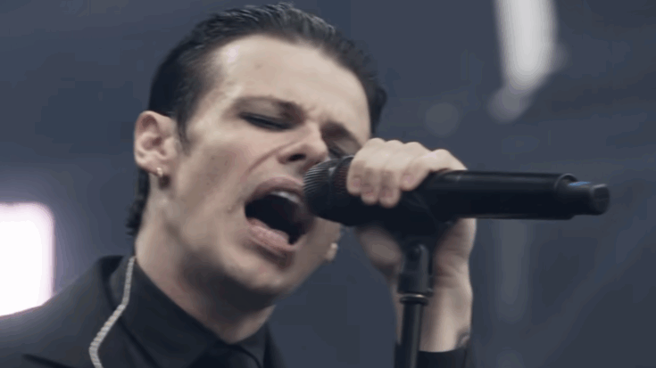 Yungblud singing along.