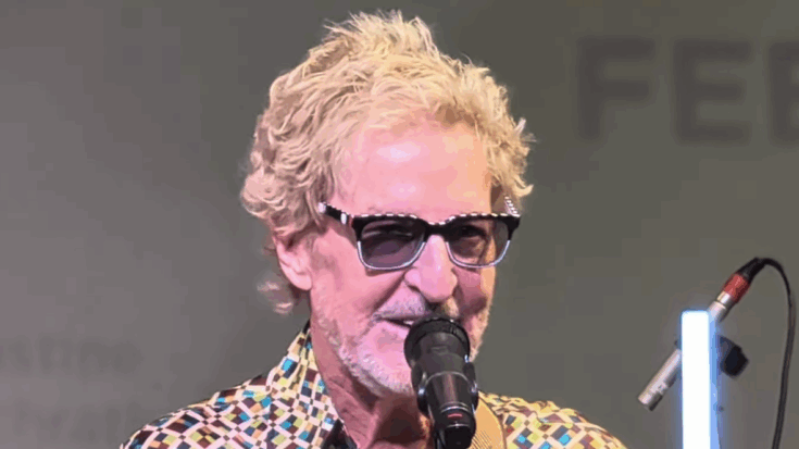 Kevin Cronin singin on the mic.