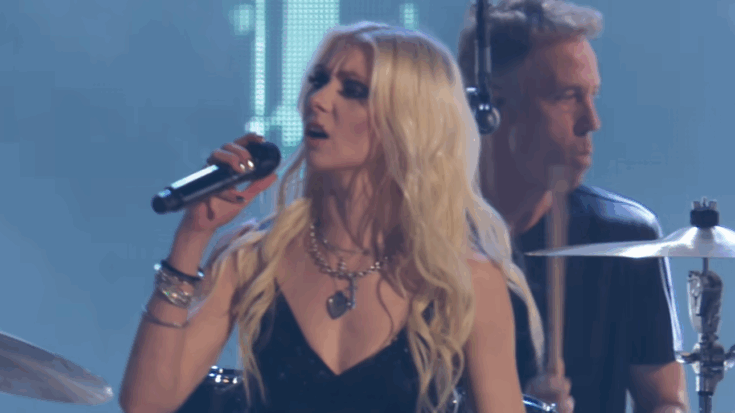 Taylor Momsen singing.