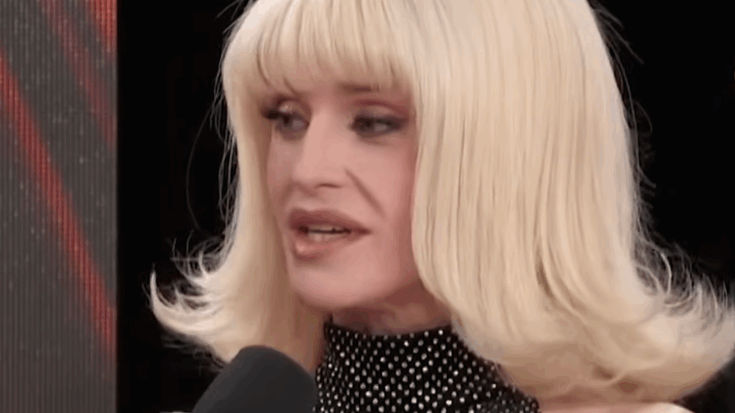 Kelly Osbourne with a blonde hair on an interview in the grammys
